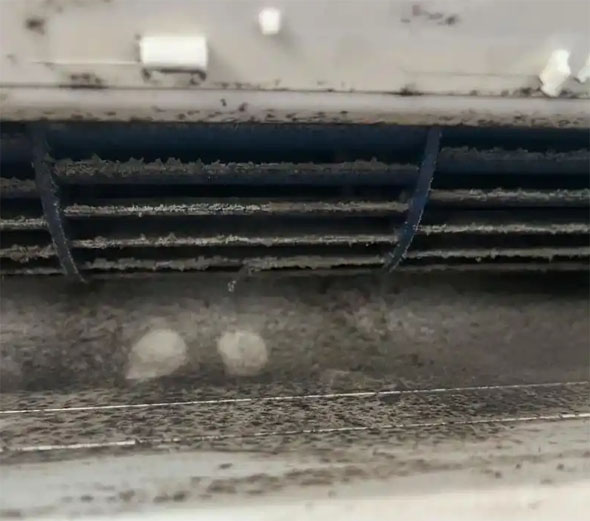 金东空调吹的风有股烧焦味是怎么回事